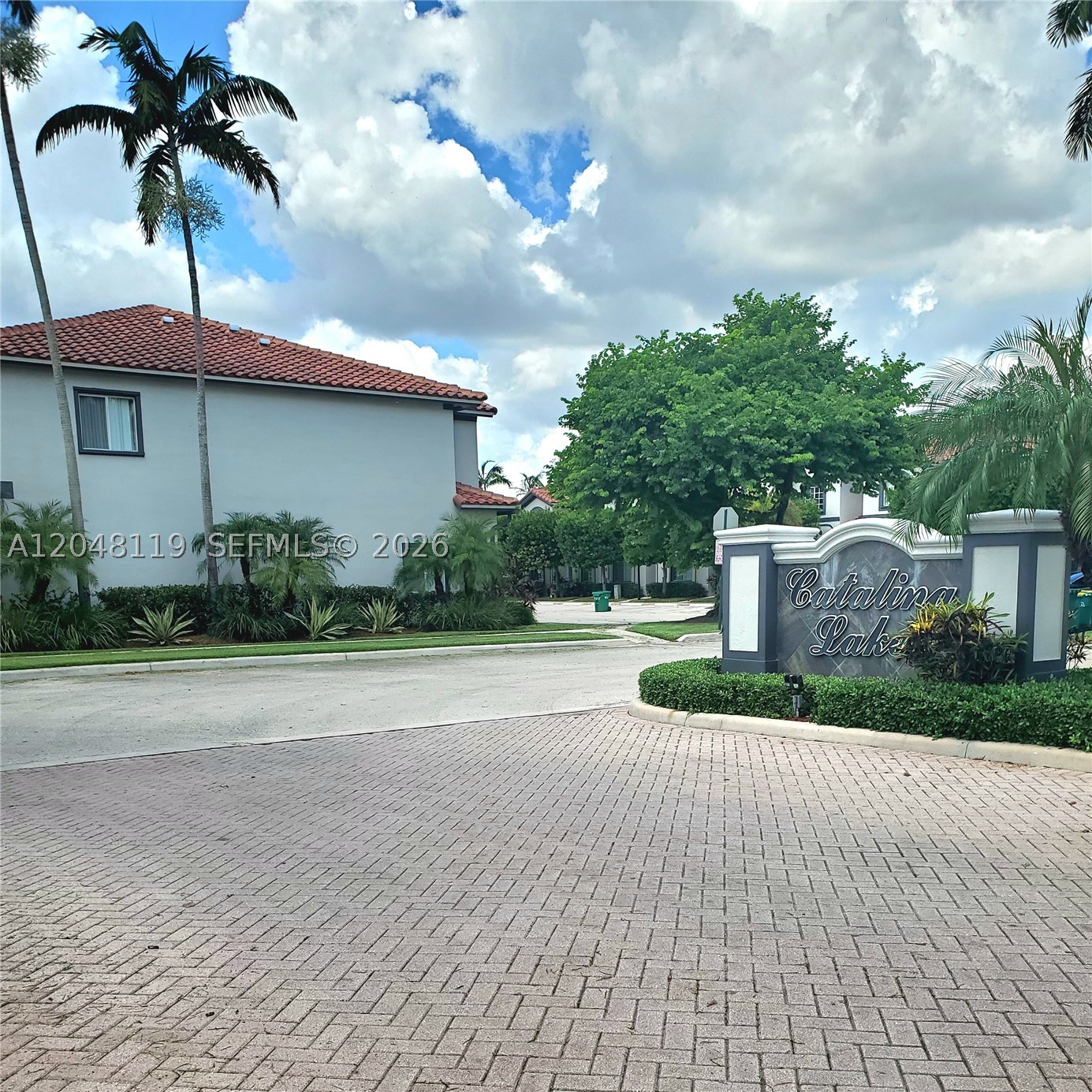 Welcome home! 3-bedroom, 2.5 bath spacious corner unit townhouse.  It features numerous upgrades and is move in ready.
Tamarac is known for its well-kept neighborhoods, parks, golf courses and convenient to South Fla lifestyle.