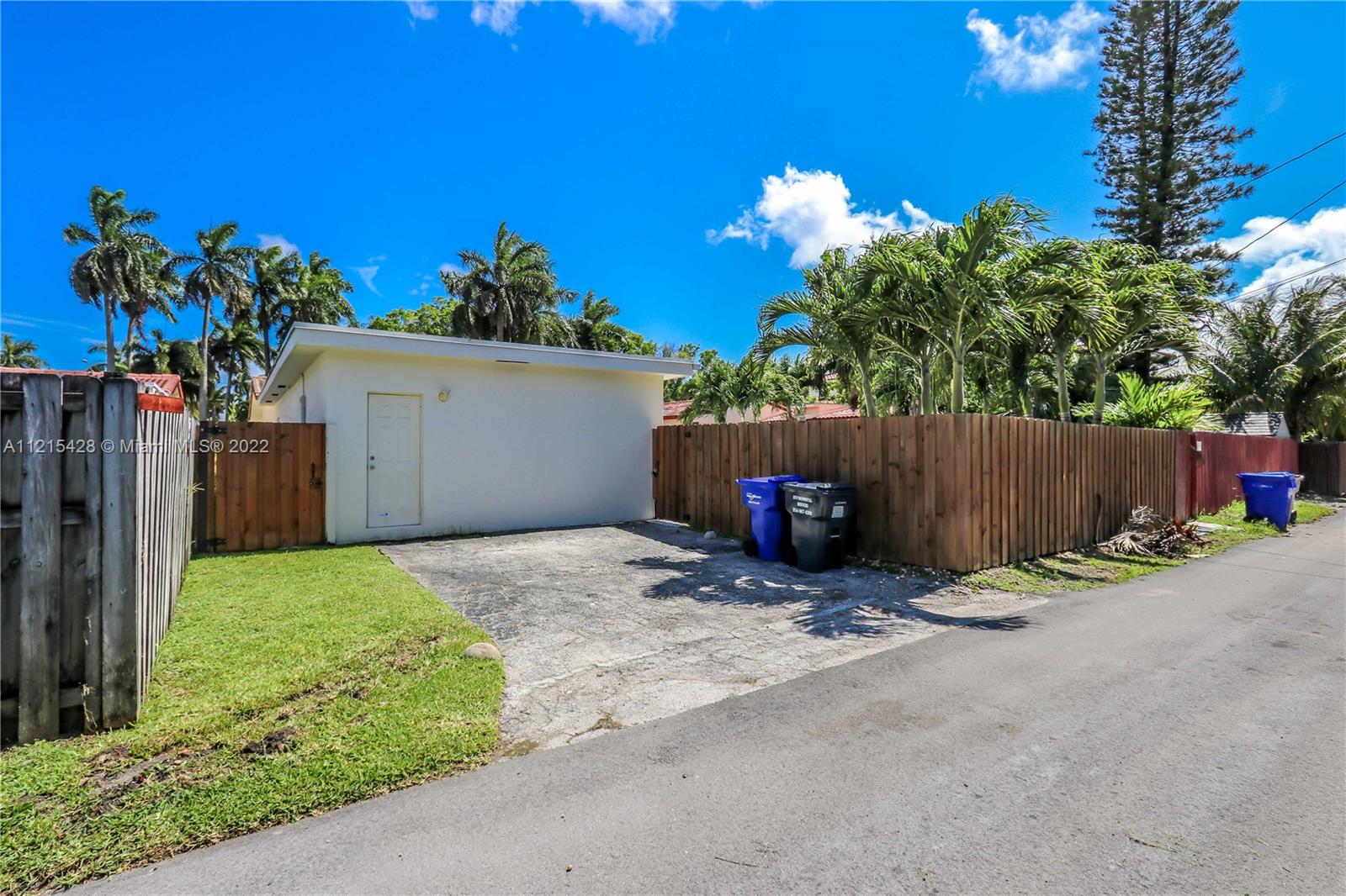 HOLLYWOOD LAKES SEC - Residential