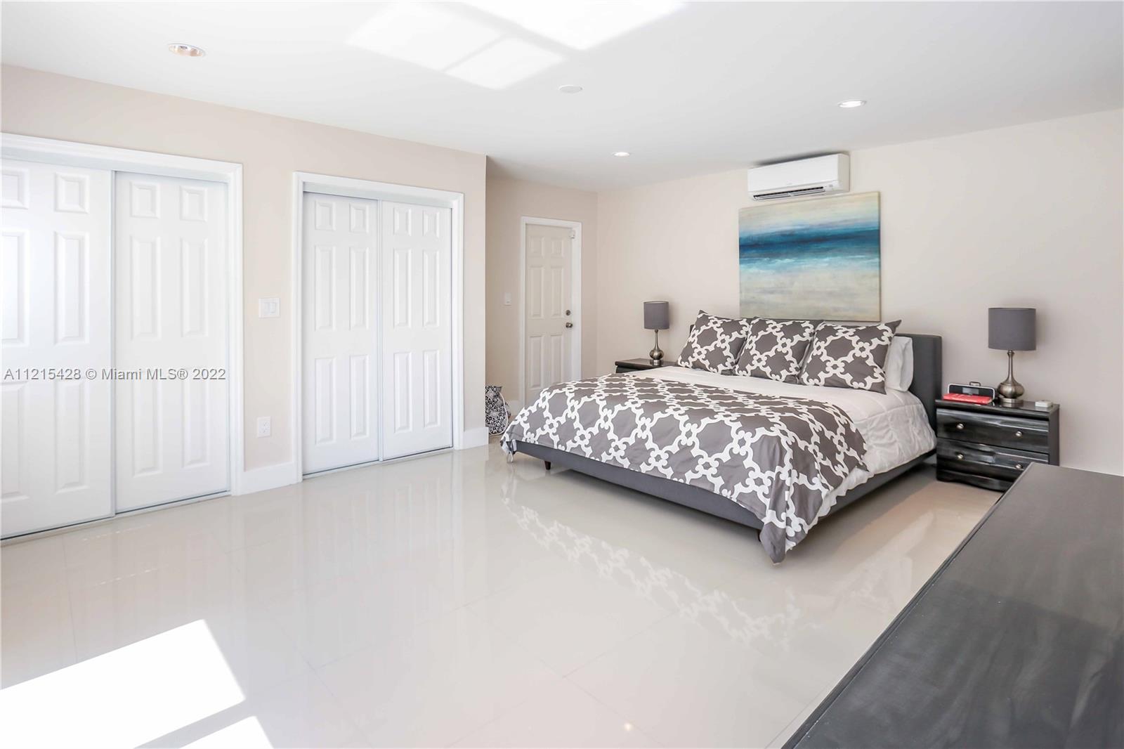 HOLLYWOOD LAKES SEC - Residential