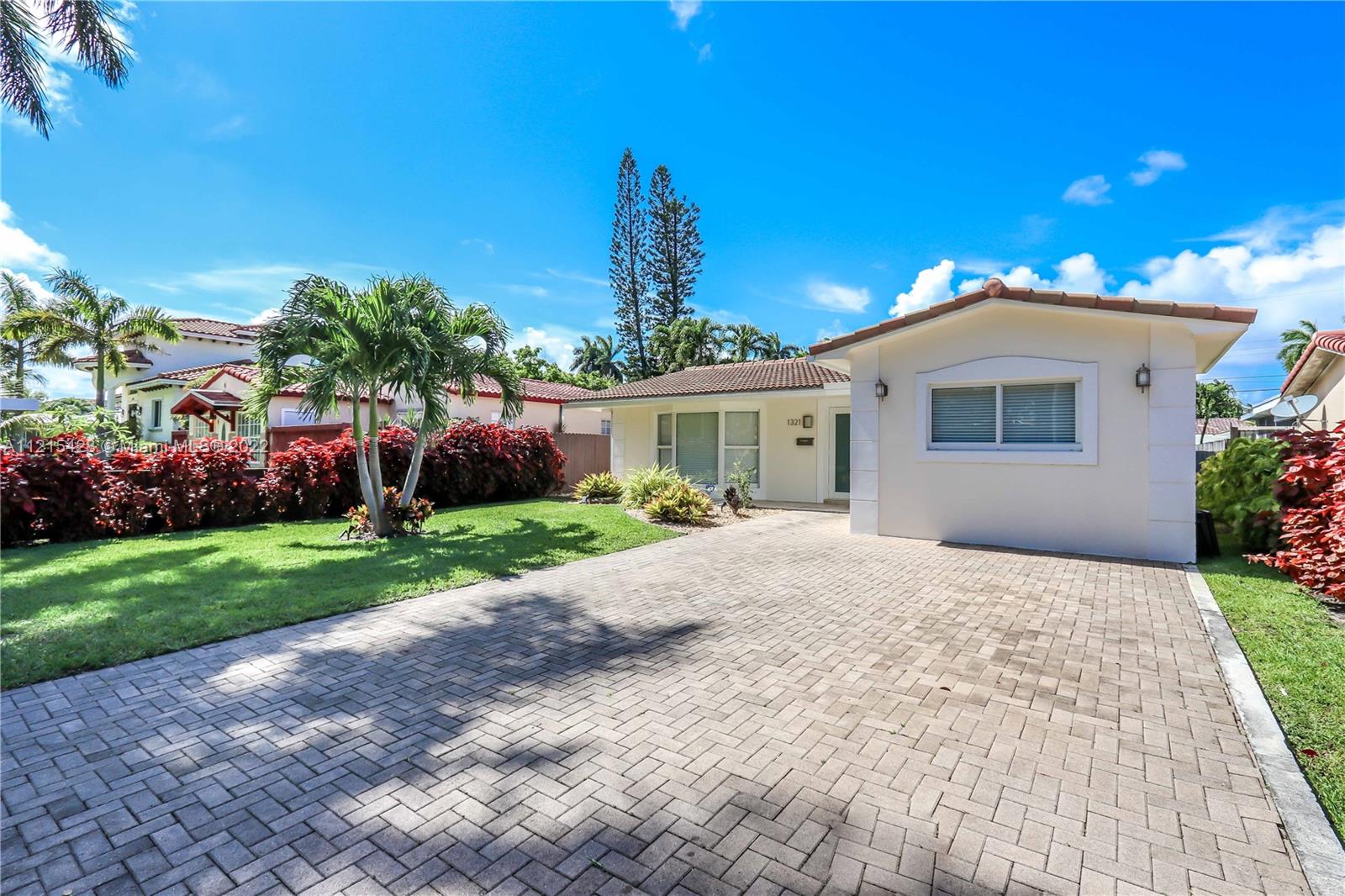 HOLLYWOOD LAKES SEC - Residential
