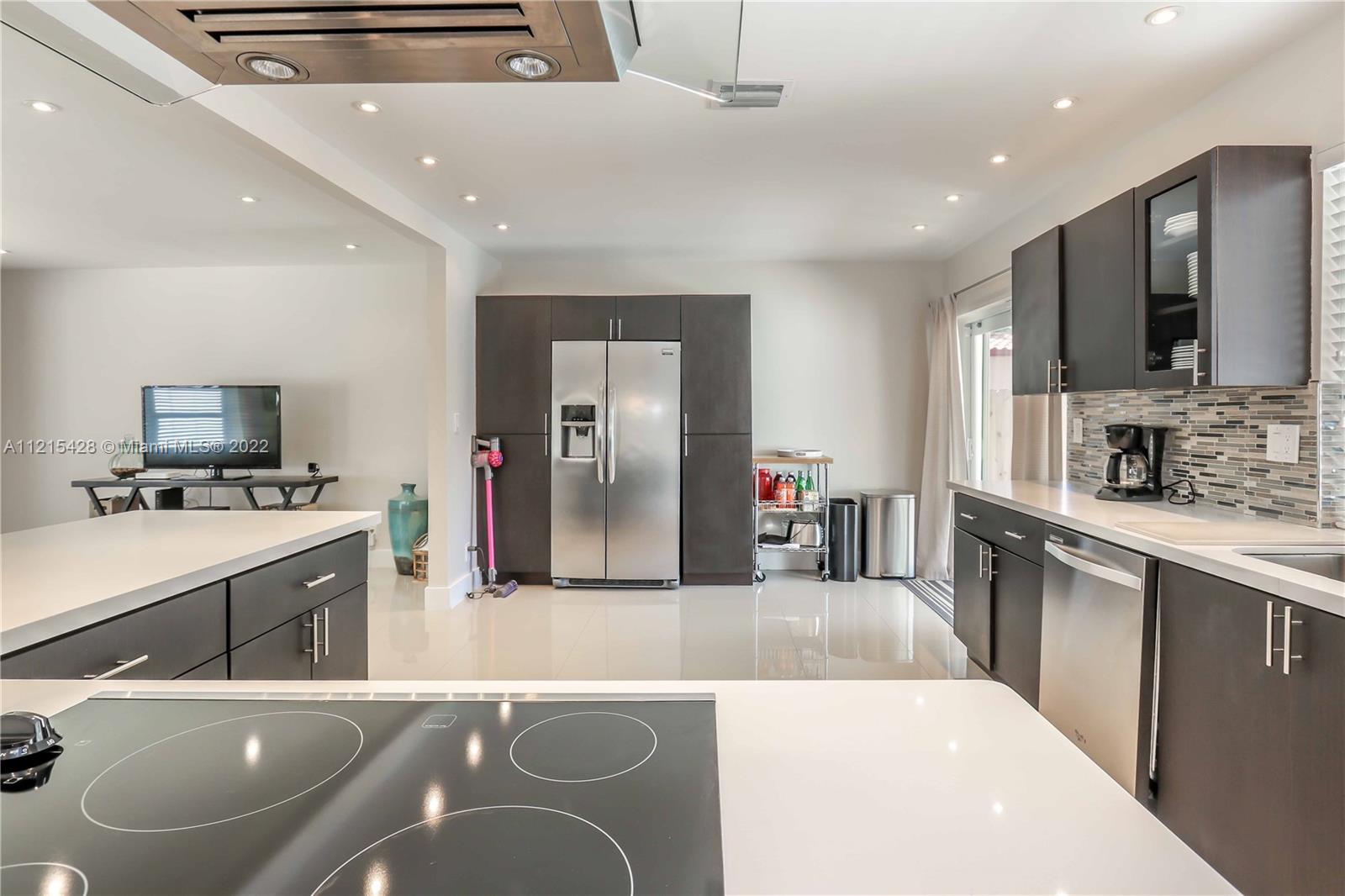 HOLLYWOOD LAKES SEC - Residential