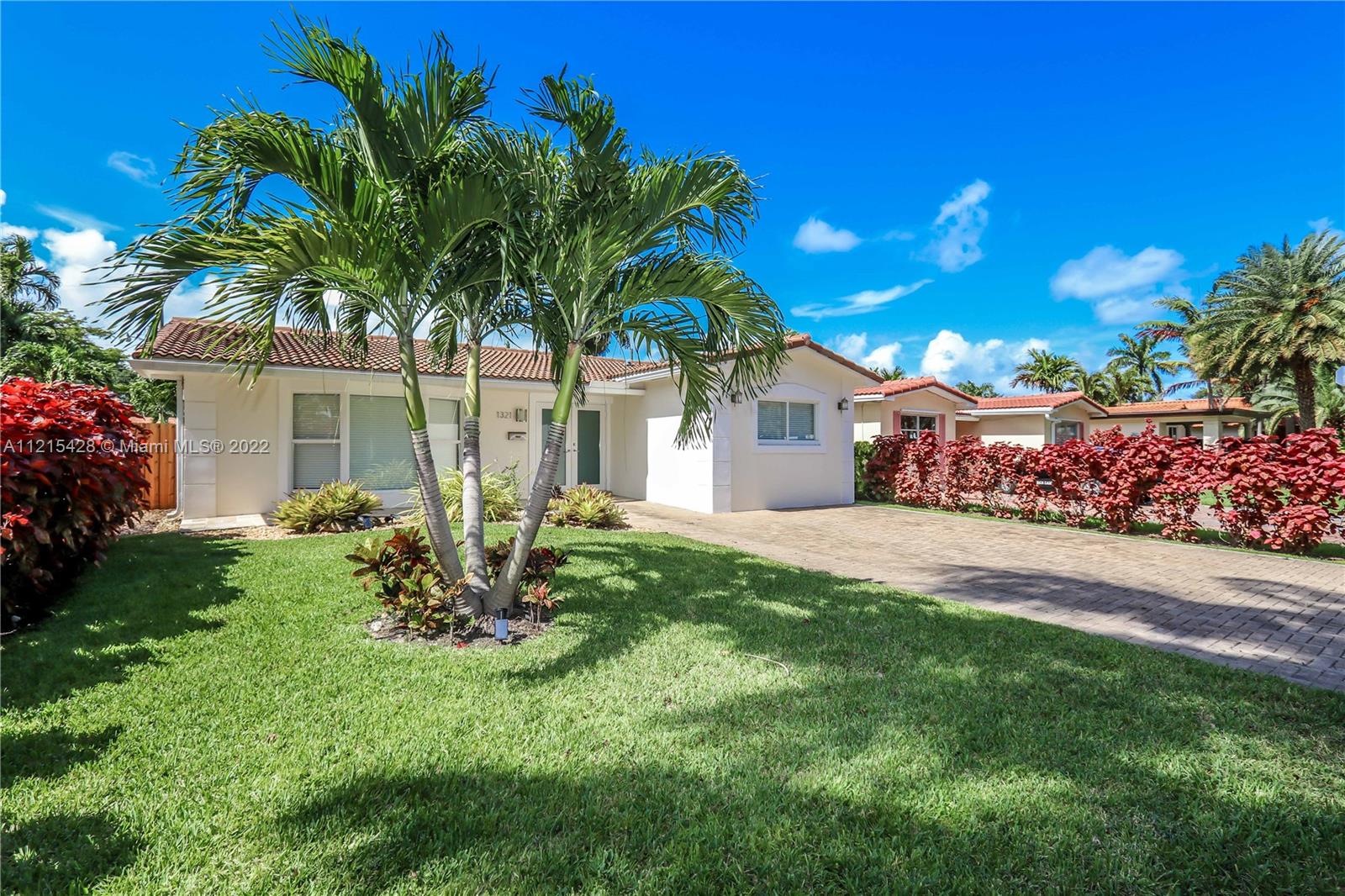 HOLLYWOOD LAKES SEC - Residential