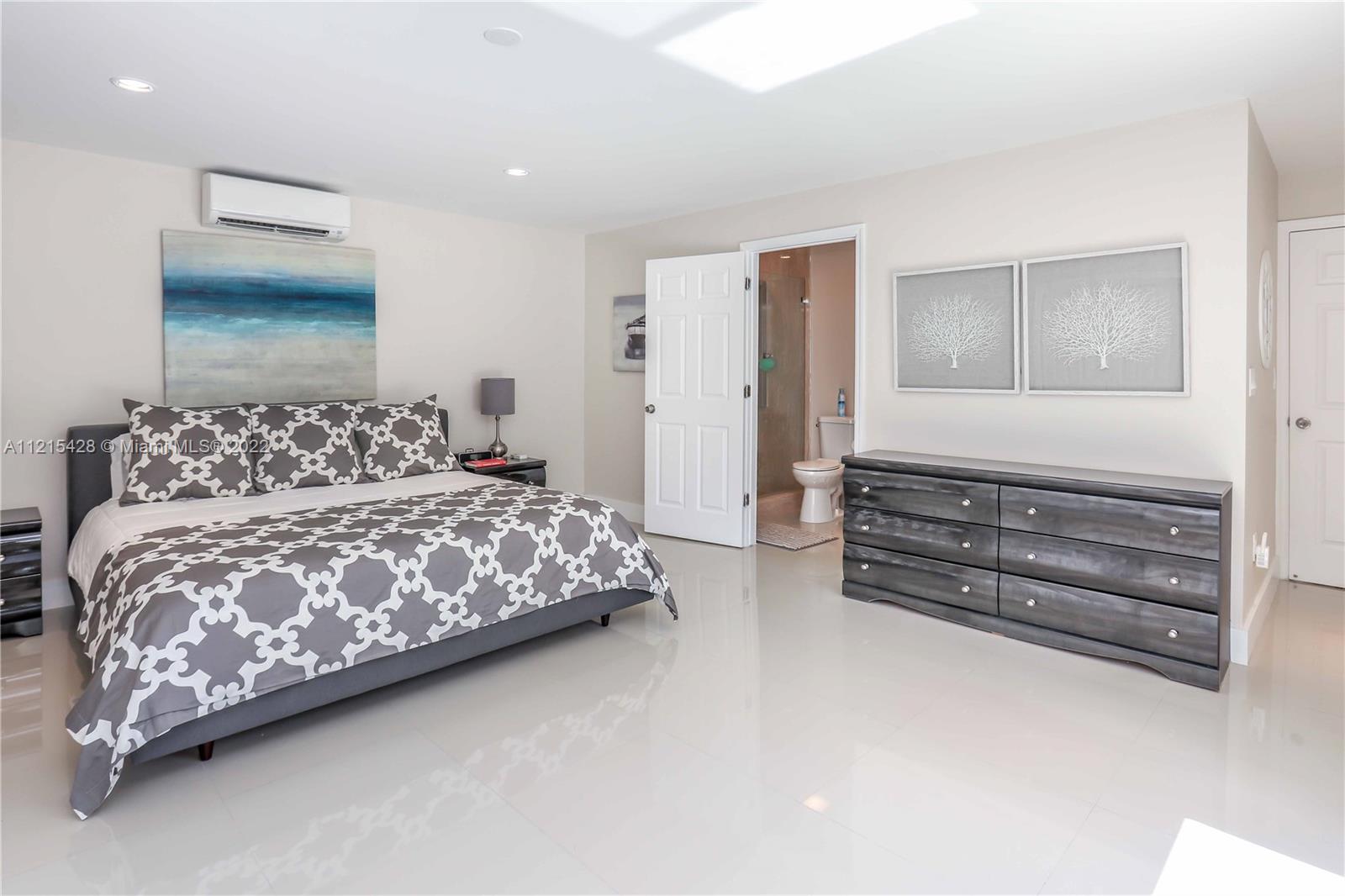 HOLLYWOOD LAKES SEC - Residential