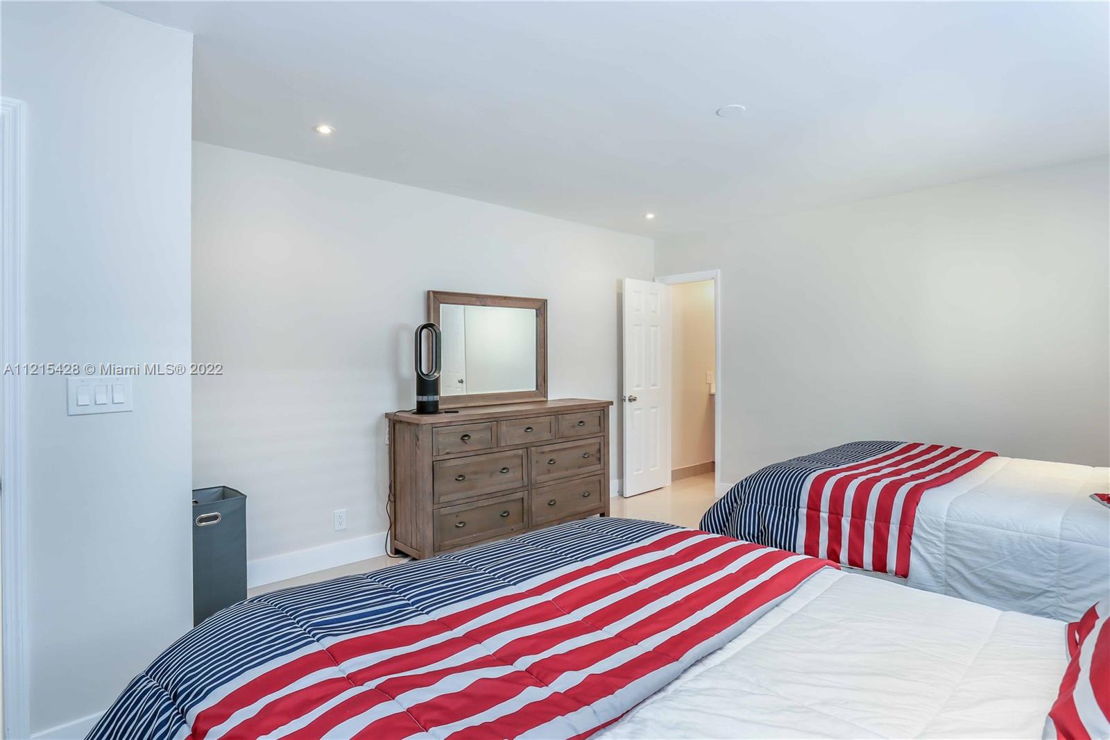 HOLLYWOOD LAKES SEC - Residential