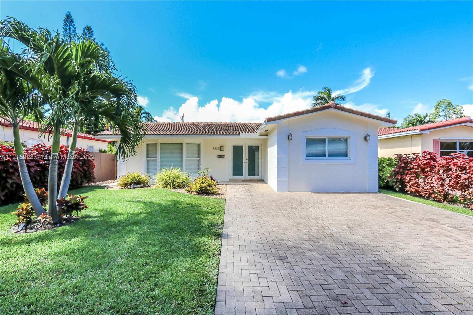 HOLLYWOOD LAKES SEC - Residential