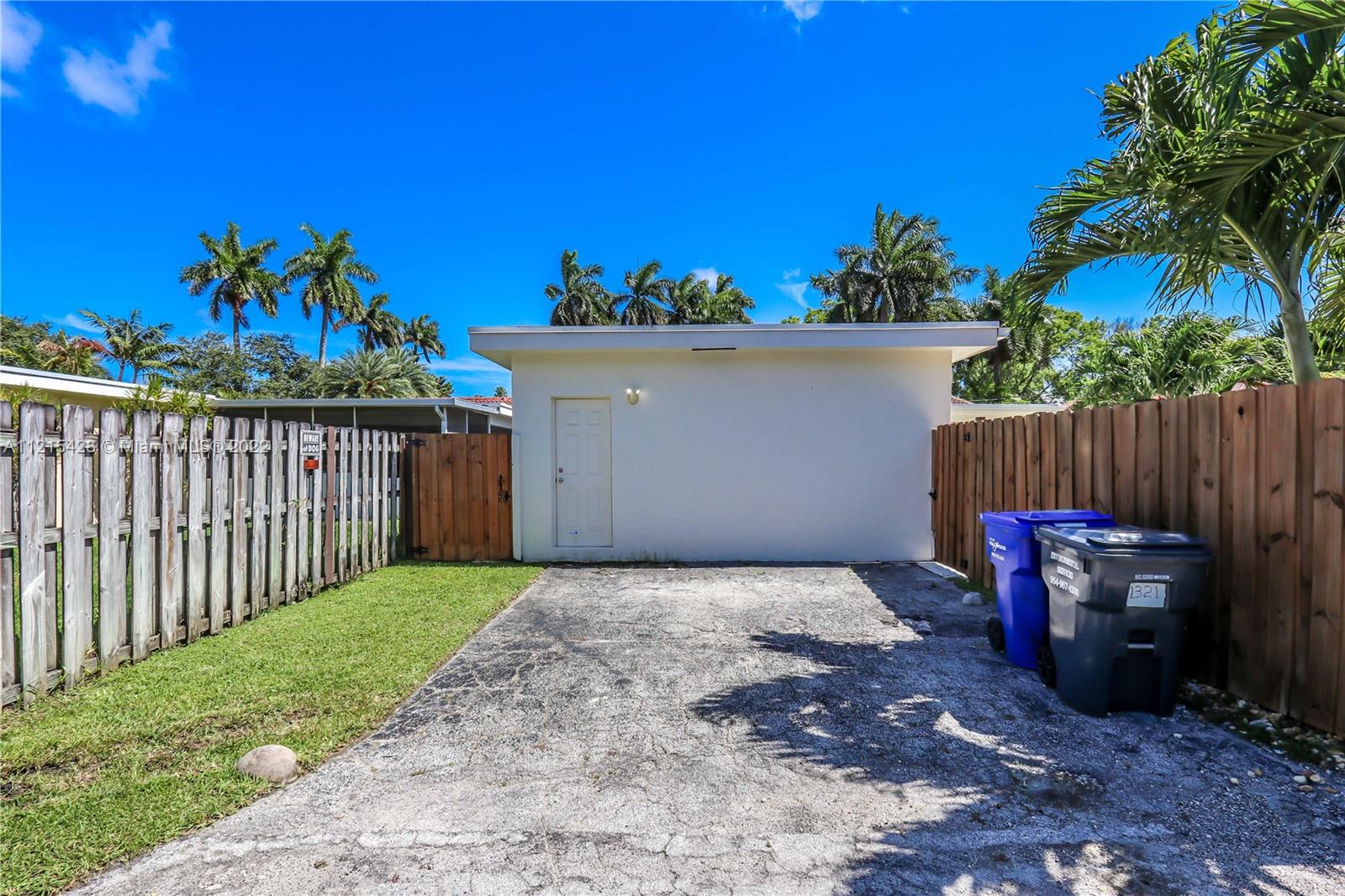 HOLLYWOOD LAKES SEC - Residential