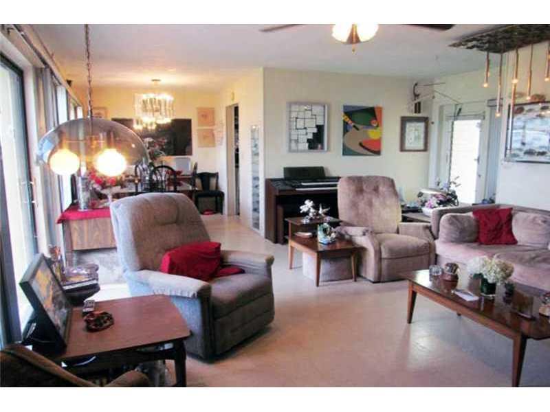 19 54 40 WESTWOOD LAKE 7T - Residential