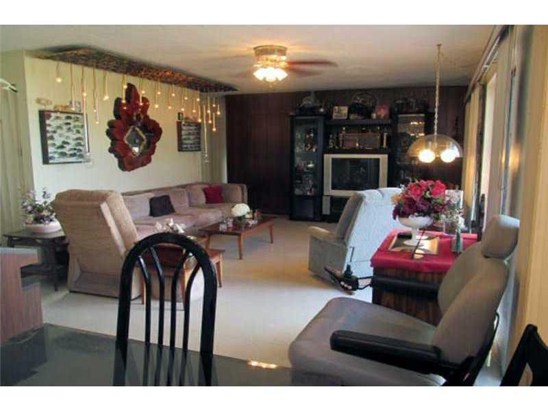 19 54 40 WESTWOOD LAKE 7T - Residential