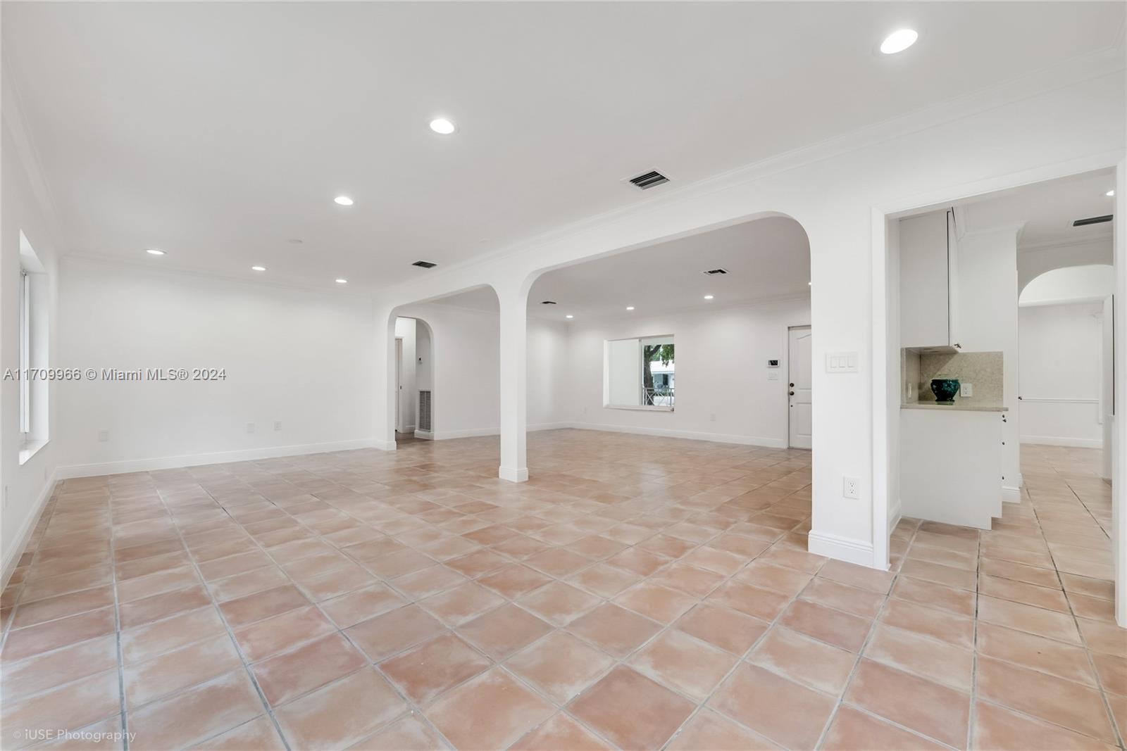 CORAL GABLES C C SEC 3 - Residential Lease