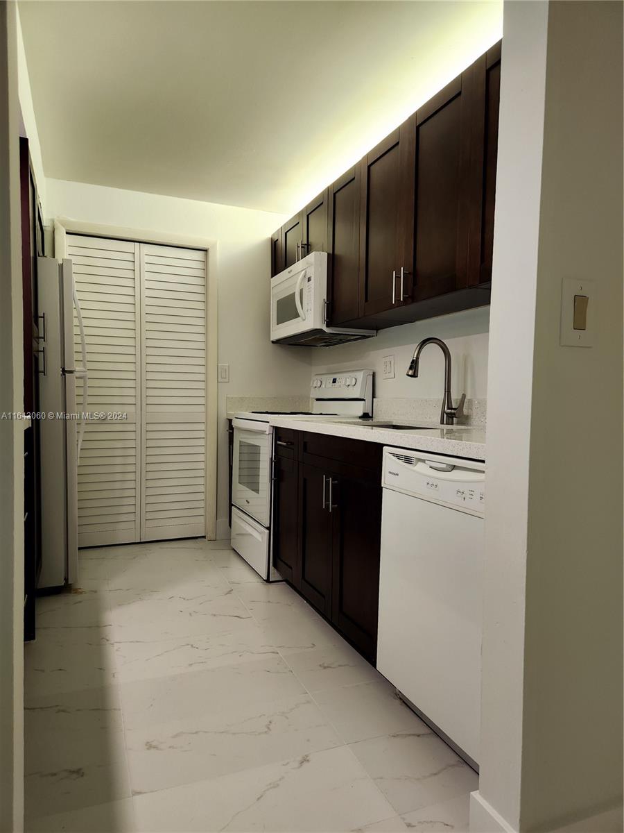 BUILDING THREE OF RACQUET - Residential Lease