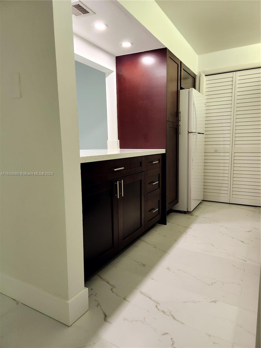 BUILDING THREE OF RACQUET - Residential Lease
