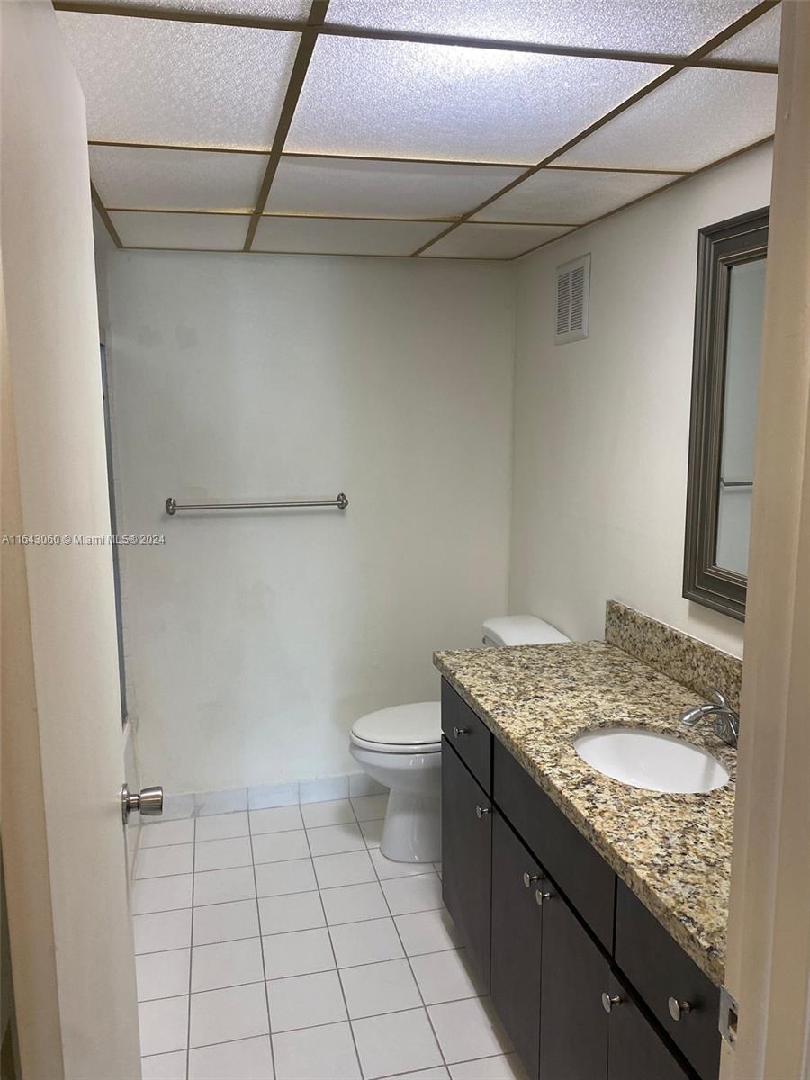 BUILDING THREE OF RACQUET - Residential Lease