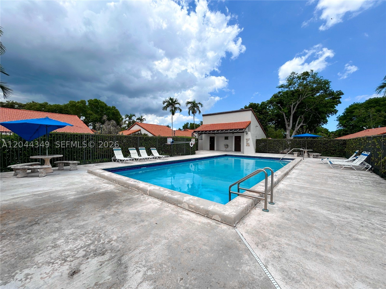 LAKES MEADOW VILG HOMES C - Residential