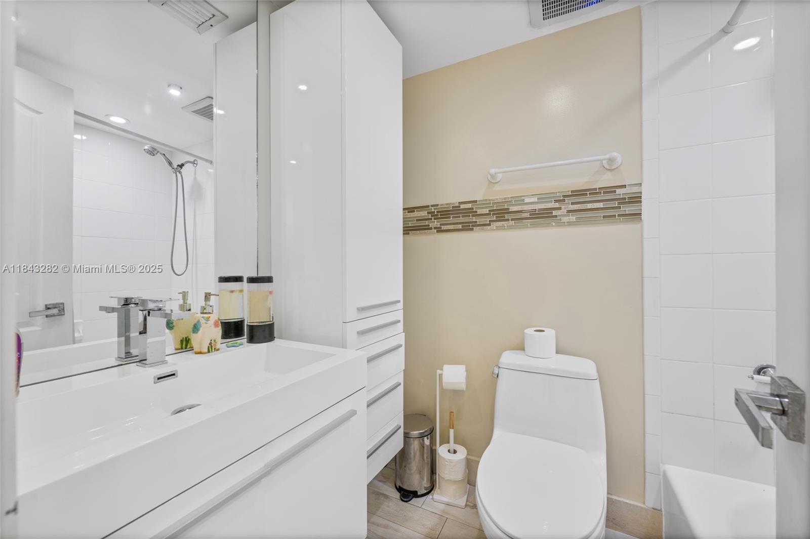 THE COURTS AT SOUTH BEACH - Residential Lease