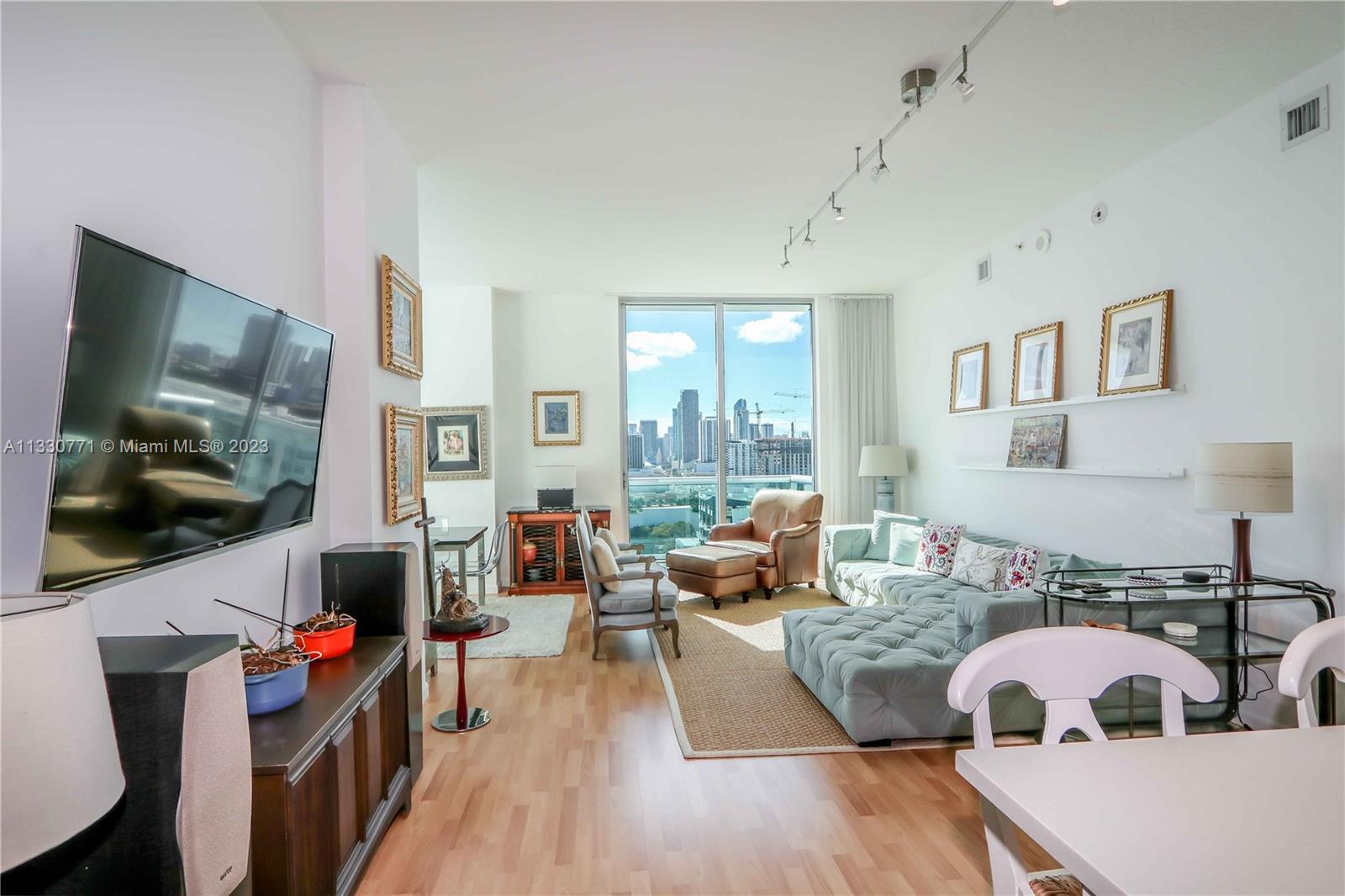 GALLERY ART CONDO - Residential