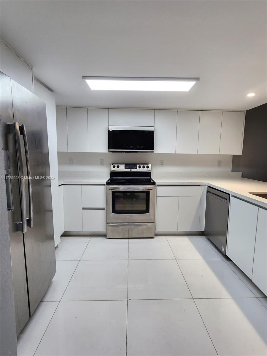 THE OAKVIEW CONDO NO 5 - Residential Lease