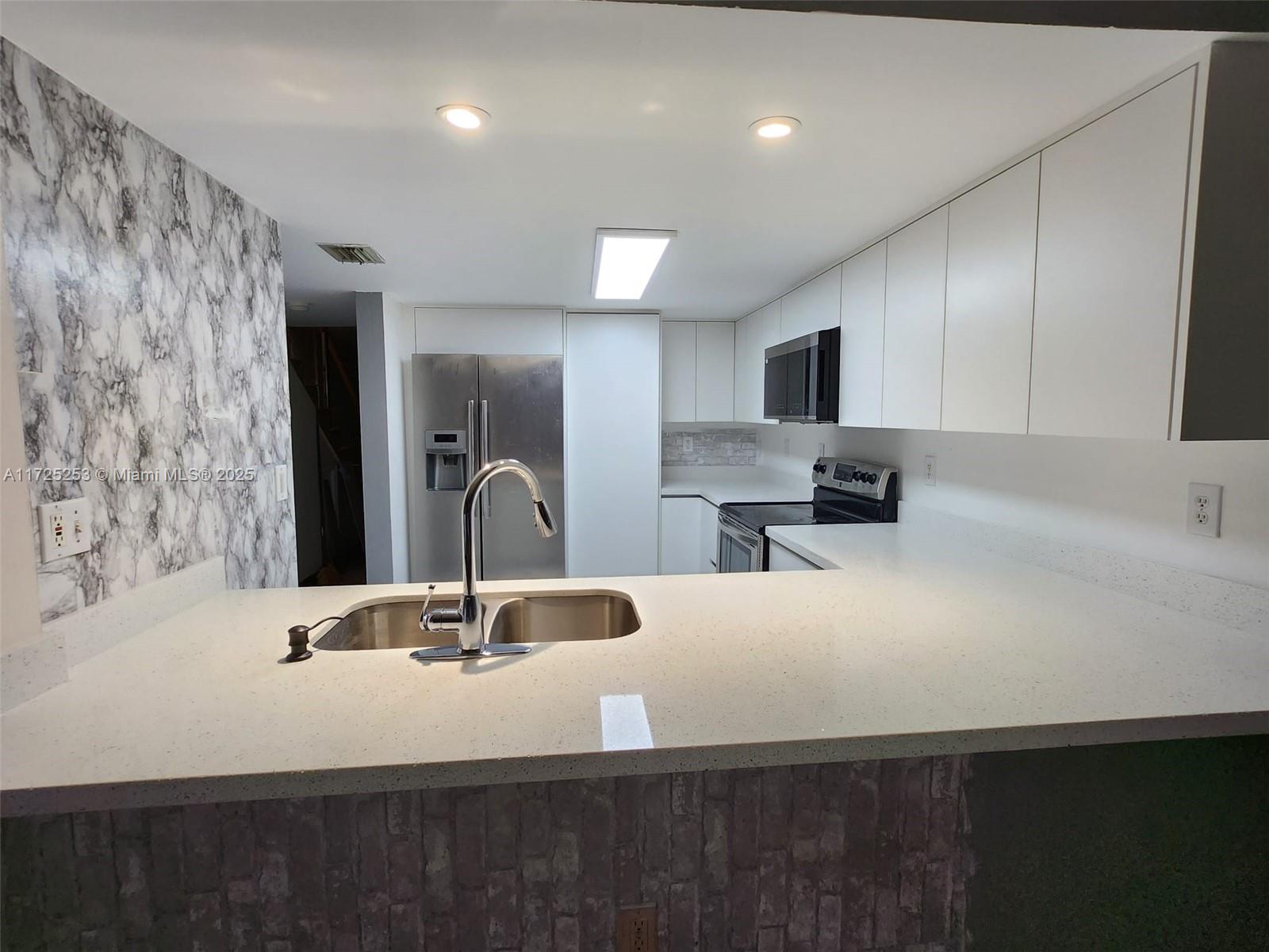 THE OAKVIEW CONDO NO 5 - Residential Lease