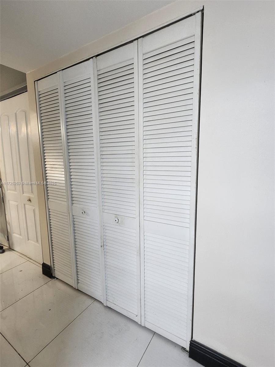 THE OAKVIEW CONDO NO 5 - Residential Lease