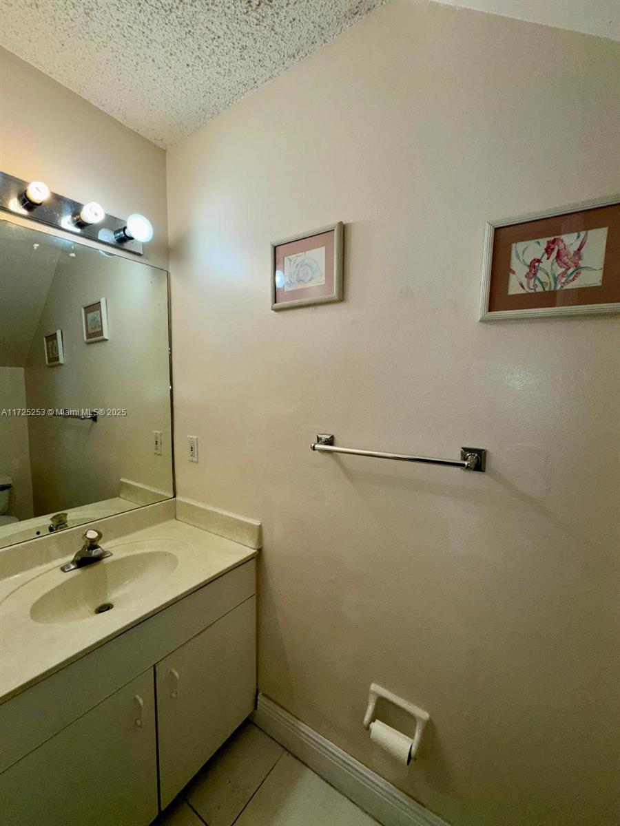 THE OAKVIEW CONDO NO 5 - Residential Lease
