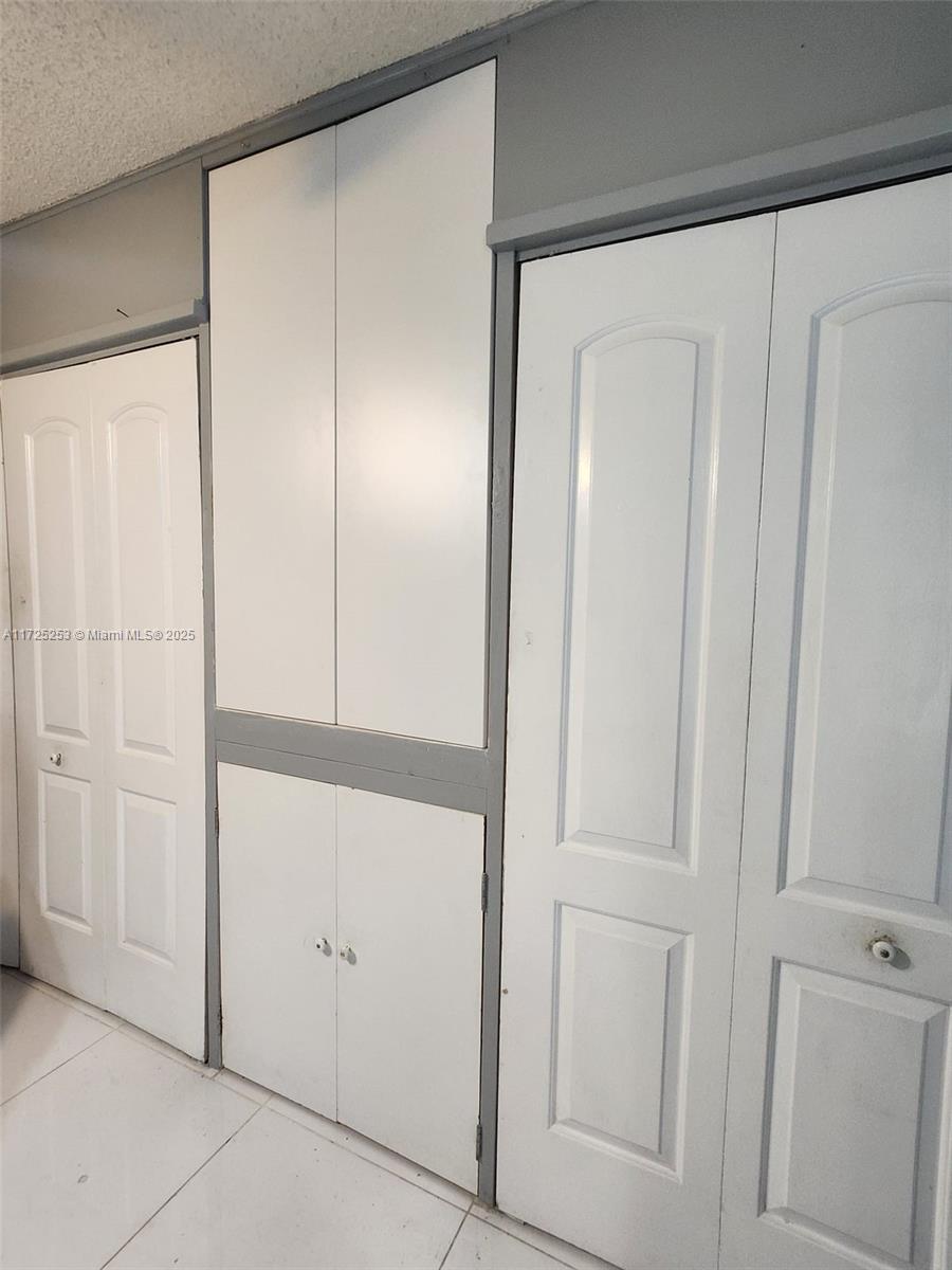 THE OAKVIEW CONDO NO 5 - Residential Lease