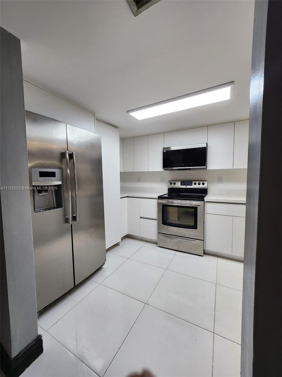 THE OAKVIEW CONDO NO 5 - Residential Lease