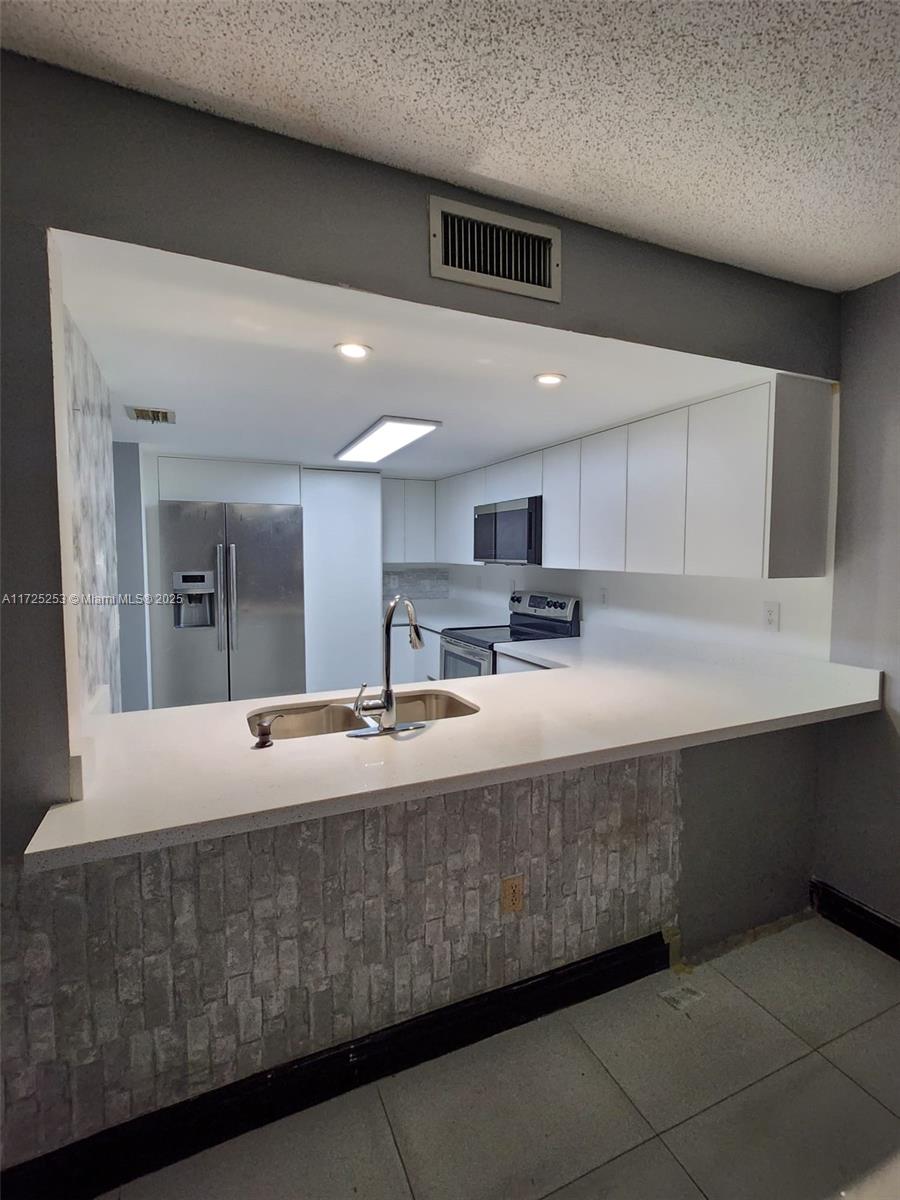 THE OAKVIEW CONDO NO 5 - Residential Lease