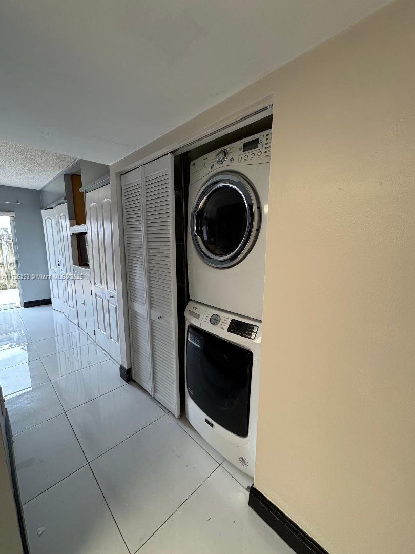 THE OAKVIEW CONDO NO 5 - Residential Lease