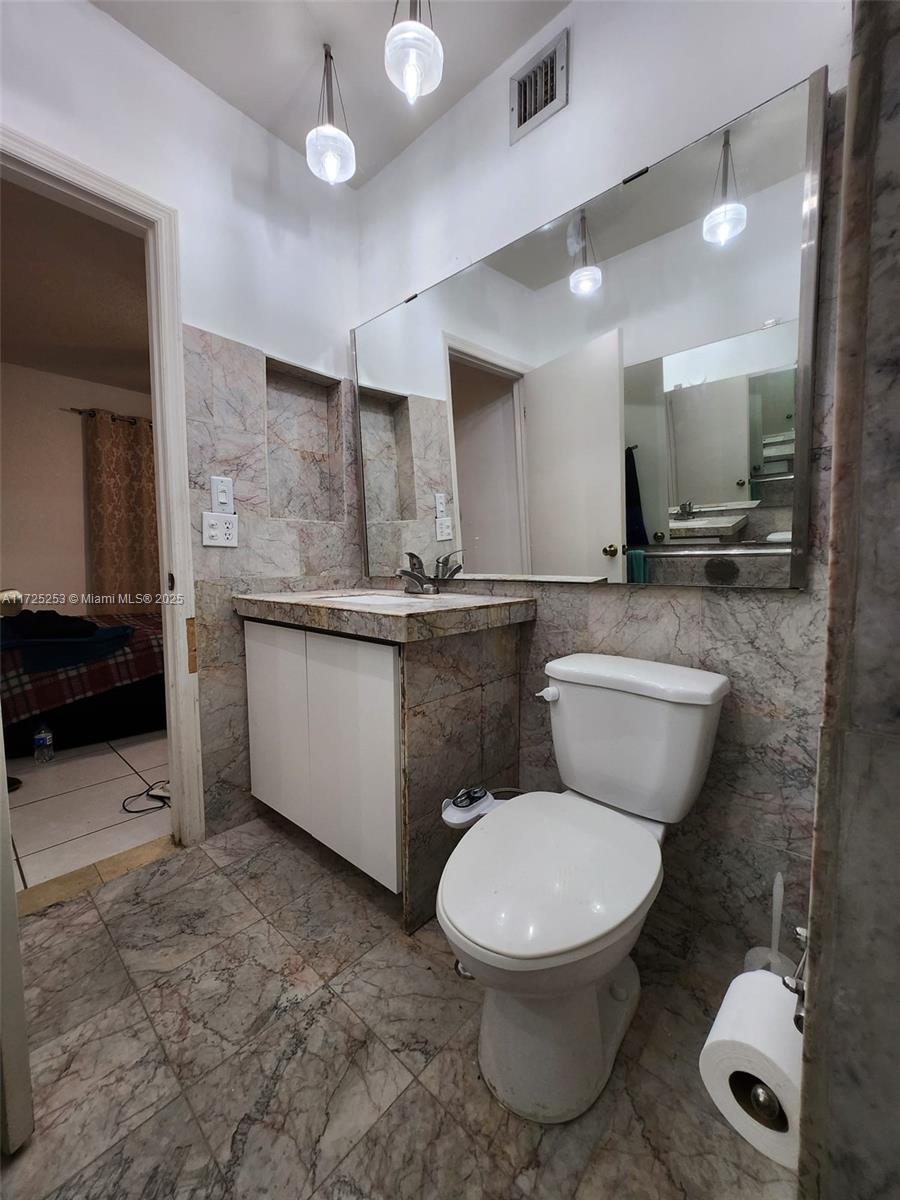 THE OAKVIEW CONDO NO 5 - Residential Lease