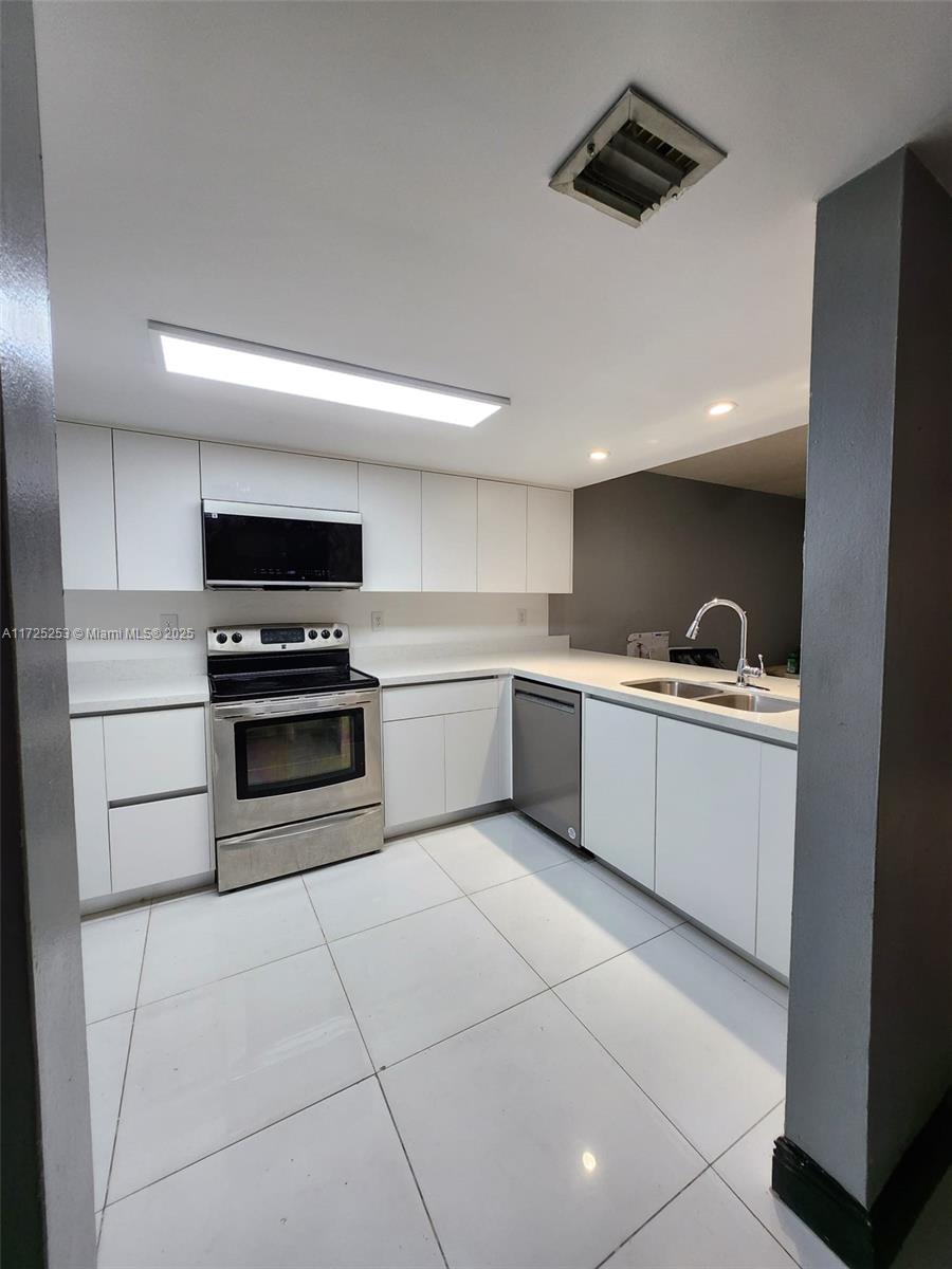 THE OAKVIEW CONDO NO 5 - Residential Lease