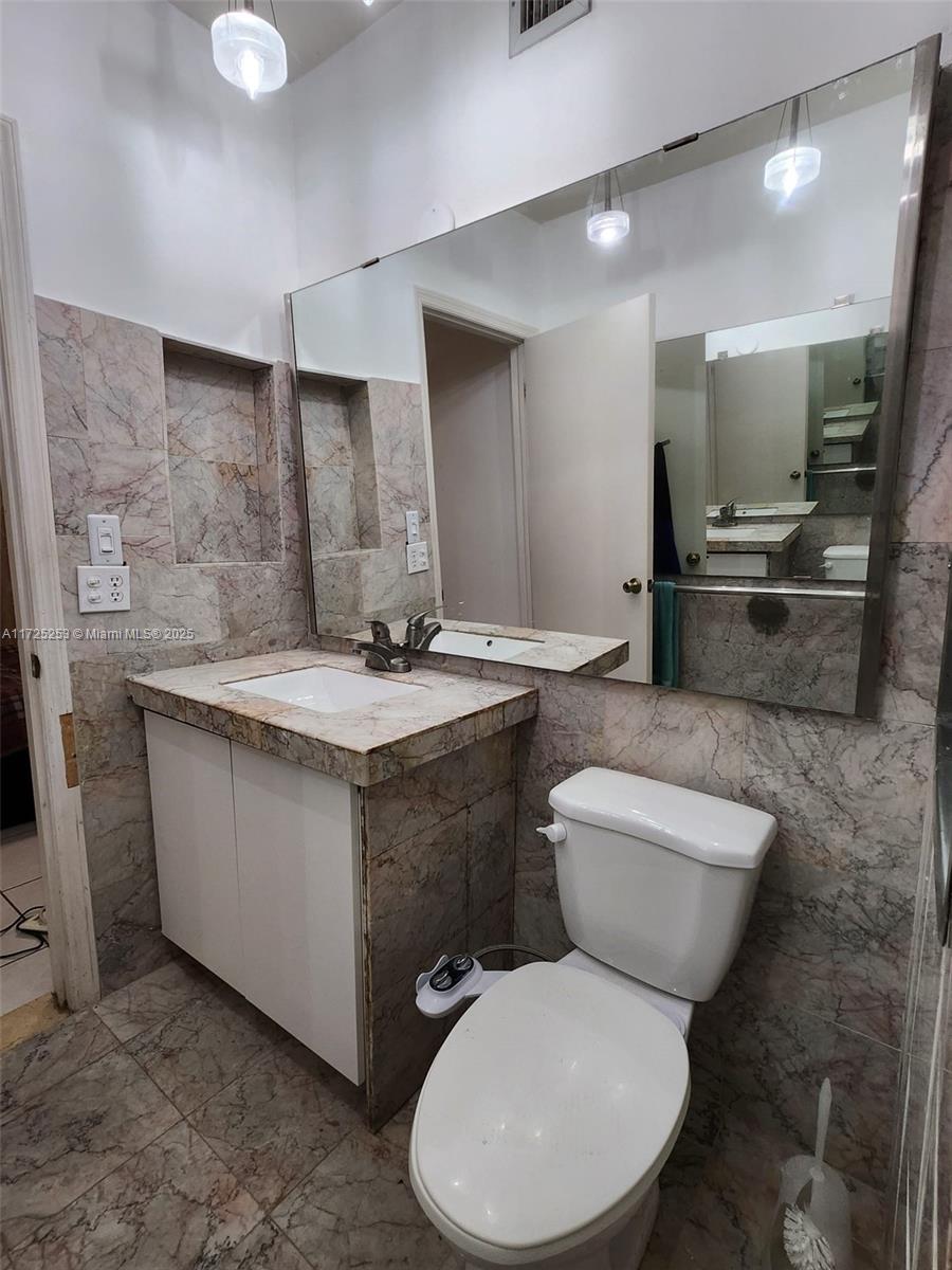 THE OAKVIEW CONDO NO 5 - Residential Lease