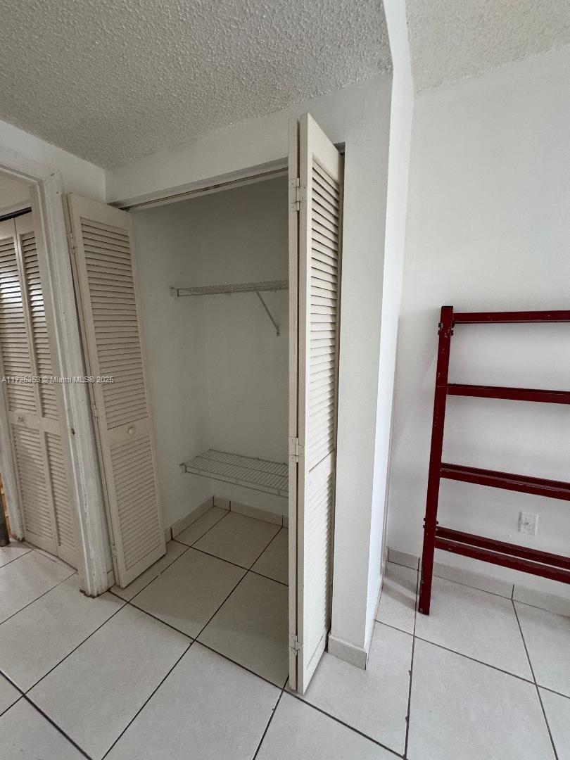 THE OAKVIEW CONDO NO 5 - Residential Lease