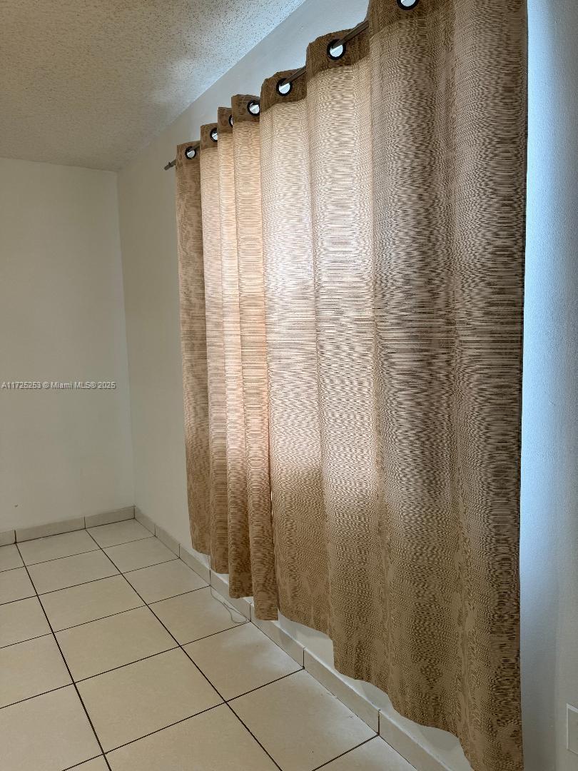 THE OAKVIEW CONDO NO 5 - Residential Lease