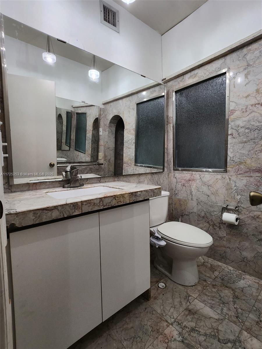 THE OAKVIEW CONDO NO 5 - Residential Lease