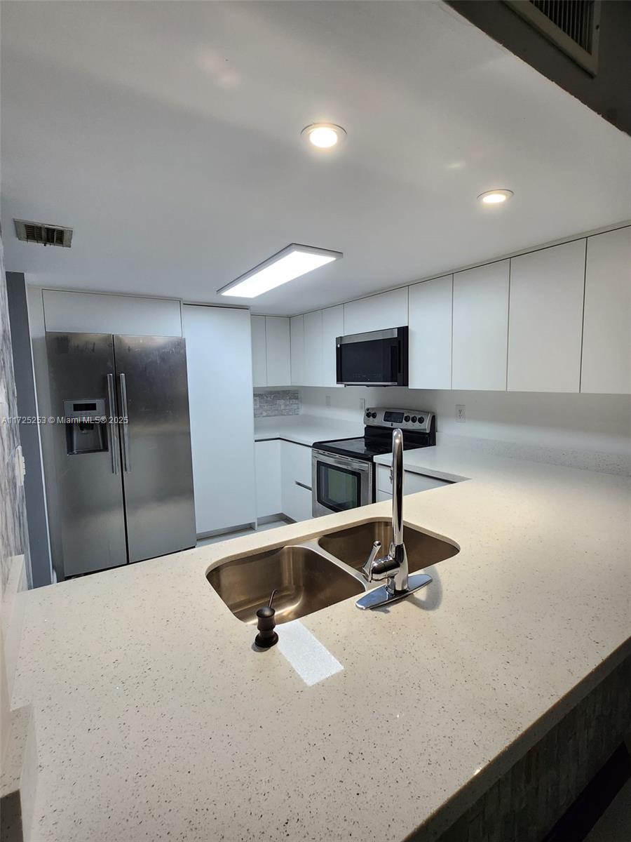 THE OAKVIEW CONDO NO 5 - Residential Lease
