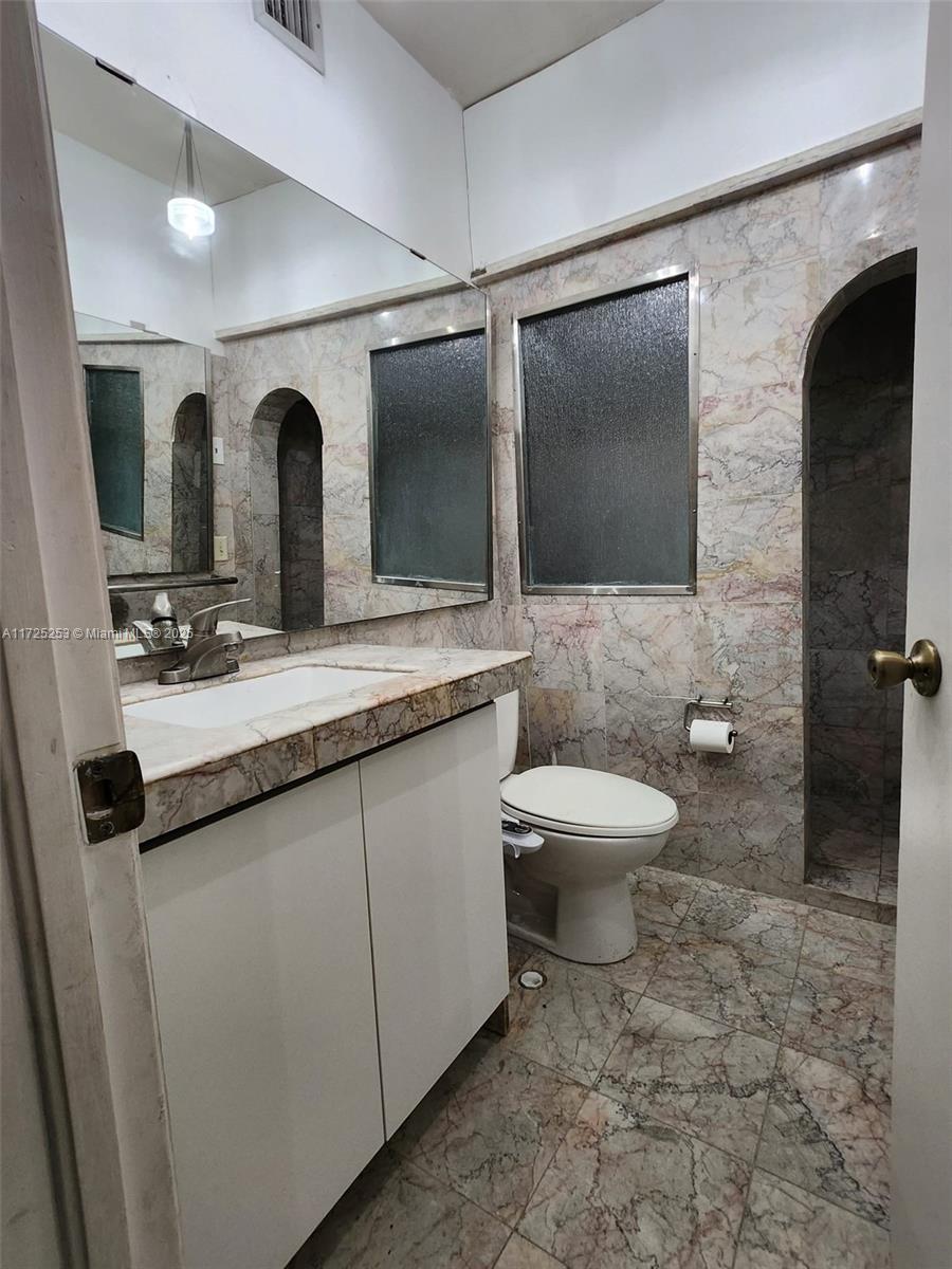 THE OAKVIEW CONDO NO 5 - Residential Lease