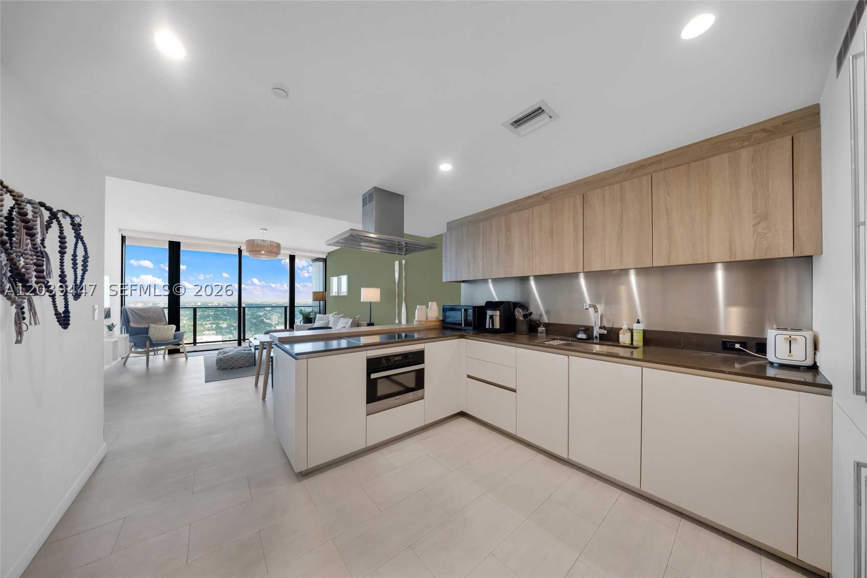 NOW AVAILABLE FOR SALE! Spacious, bright and fully furnished residence in the heart of Brickell. Designed for comfortable everyday living, this home features modern furnishings, a generous balcony with beautiful sunset views, and access to Flatiron's exceptional resort-style amenities. A great opportunity for investors as well, with the flexibility to rent up to 12 times per year. EASY TO SHOW

Enjoy Flatiron's exceptional amenities, including the Sky Club rooftop, pool, fitness center, spa, theater, social lounge, children's playroom, and concierge services. Located in the heart of Brickell, just steps from Brickell City Centre, Mary Brickell Village, restaurants, cafés, shopping, and entertainment, offering one of Miami's most walkable lifestyles.
