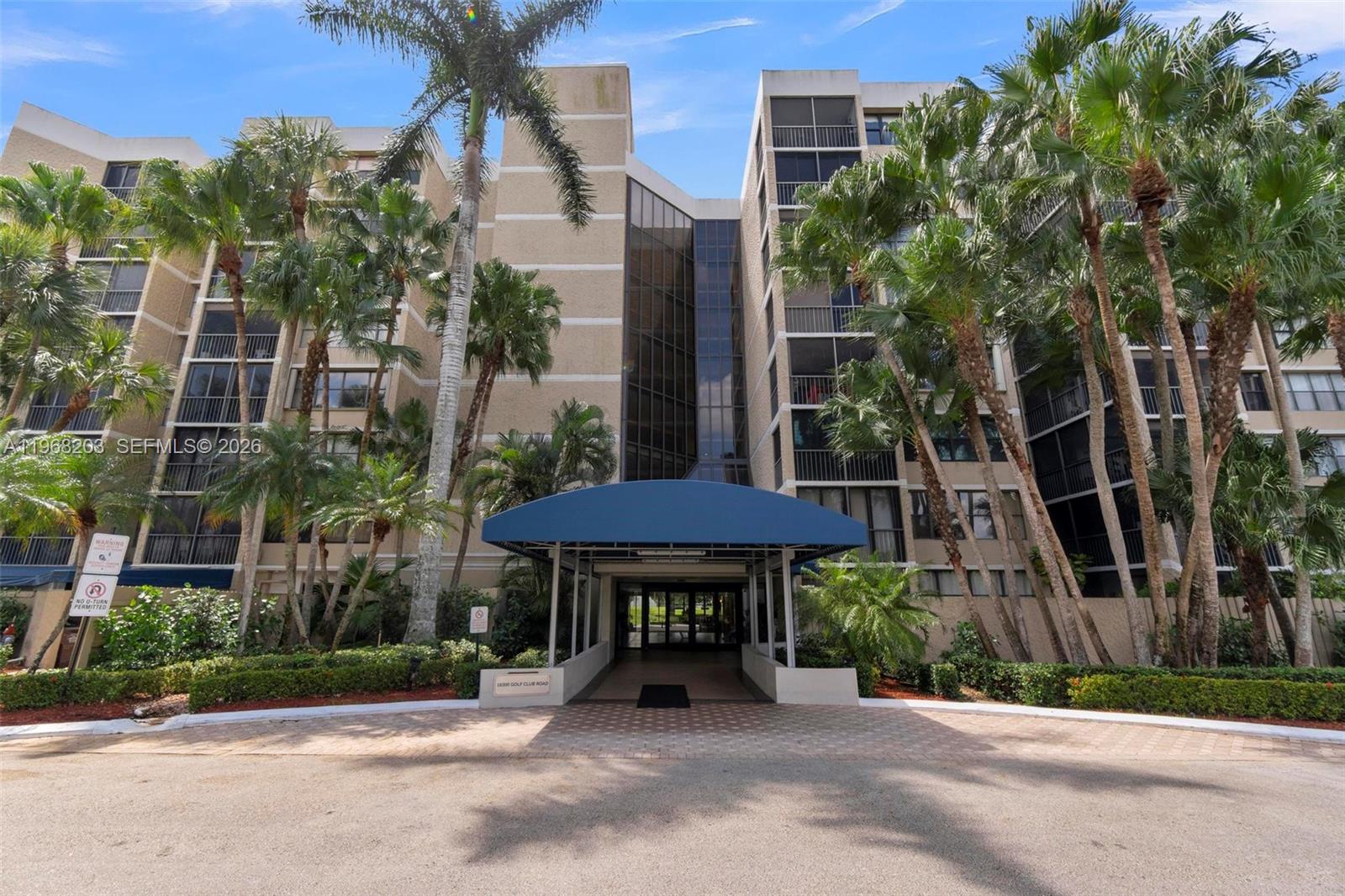 Welcome to this beautifully maintained 2BD/2BA condo in the sought-after Country Club at Bonaventure—a
peaceful, tree-lined community in the heart of Weston. This spacious unit features a bright open layout, a modern
kitchen with stainless steel appliances, and a split-bedroom floor plan for added privacy. The oversized primary
suite offers two closets, and the screened balcony provides a tranquil, resort-style setting. Residents enjoy access
to the Bonaventure Town Center Club with pools, tennis, gym, pickleball, and more. Close to dining, shopping,
golf, and top-rated schools. NO CREDIT SCORE MINIMUM.