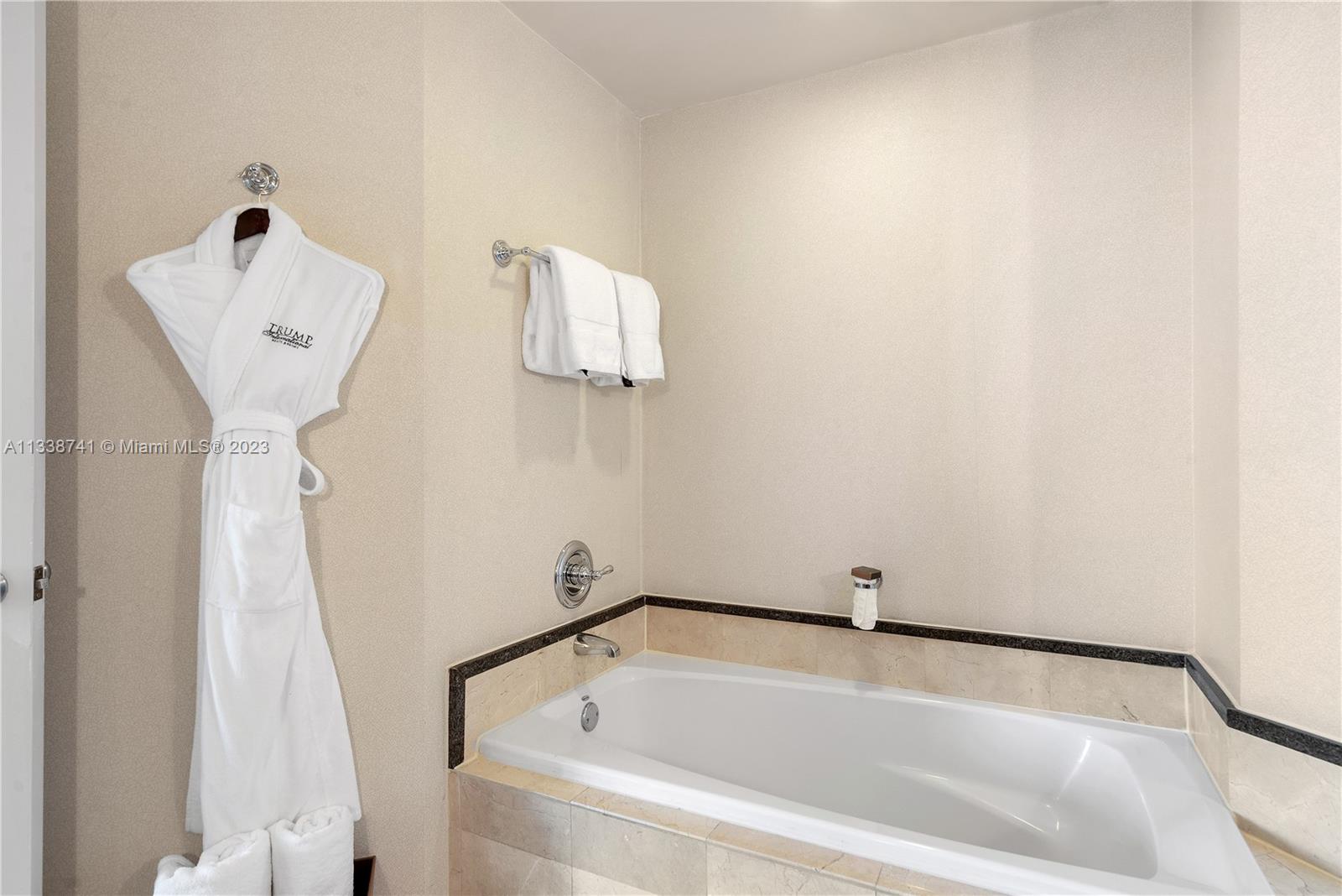 TRUMP INTERNATIONAL SONES - Residential