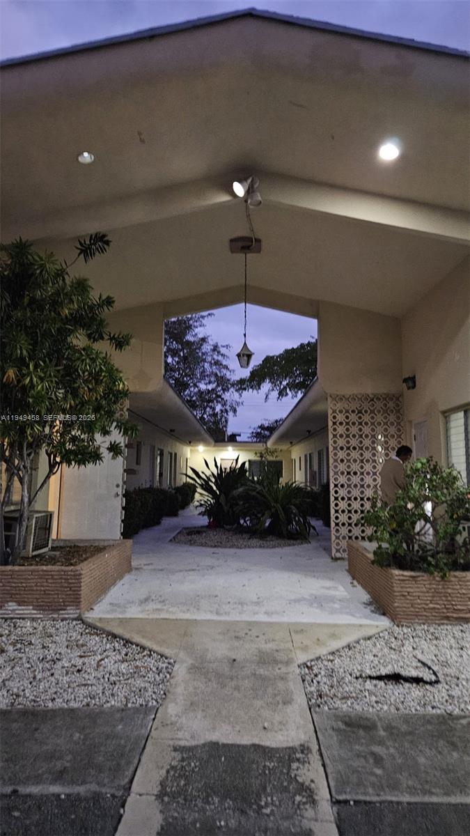 Nice 2BR 2FB apartment available for move in. Heart of North Miami. Fast approval. Large living room with a nice
kitchen. Located in a quiet neighborhood, close to many schools.
