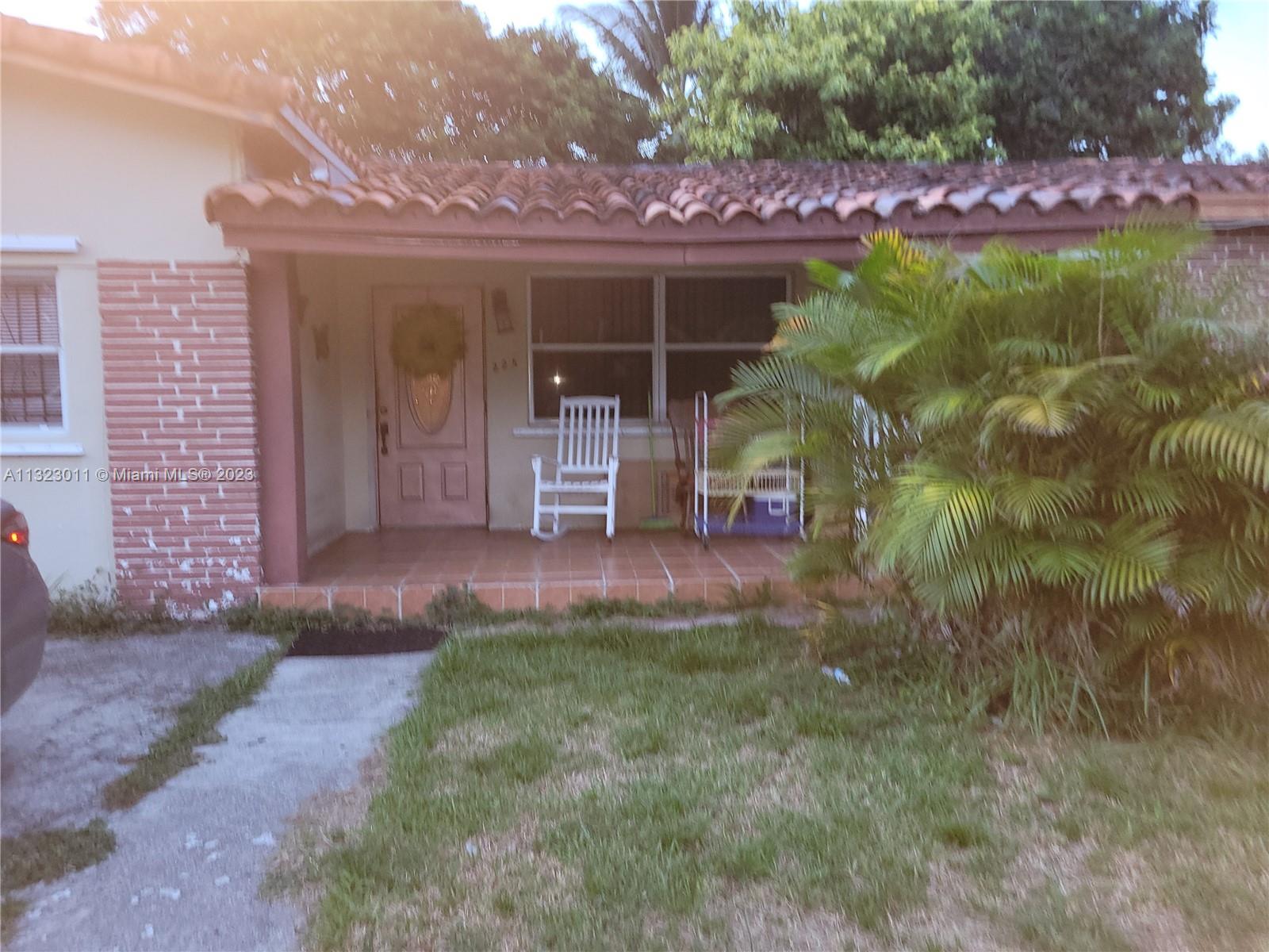 Great House 3/2. It has a den perfect for an office.  for sale in a great neighborhood.  HANDYMAN SPECIAL. House has a lot of 10,200 SF perfect for entertaining.
It has an efficiency for extra income. Do not miss this opportunity. THIS IS AN UNAPPROVED SHORT SALE
Commission can be reduced by the lender