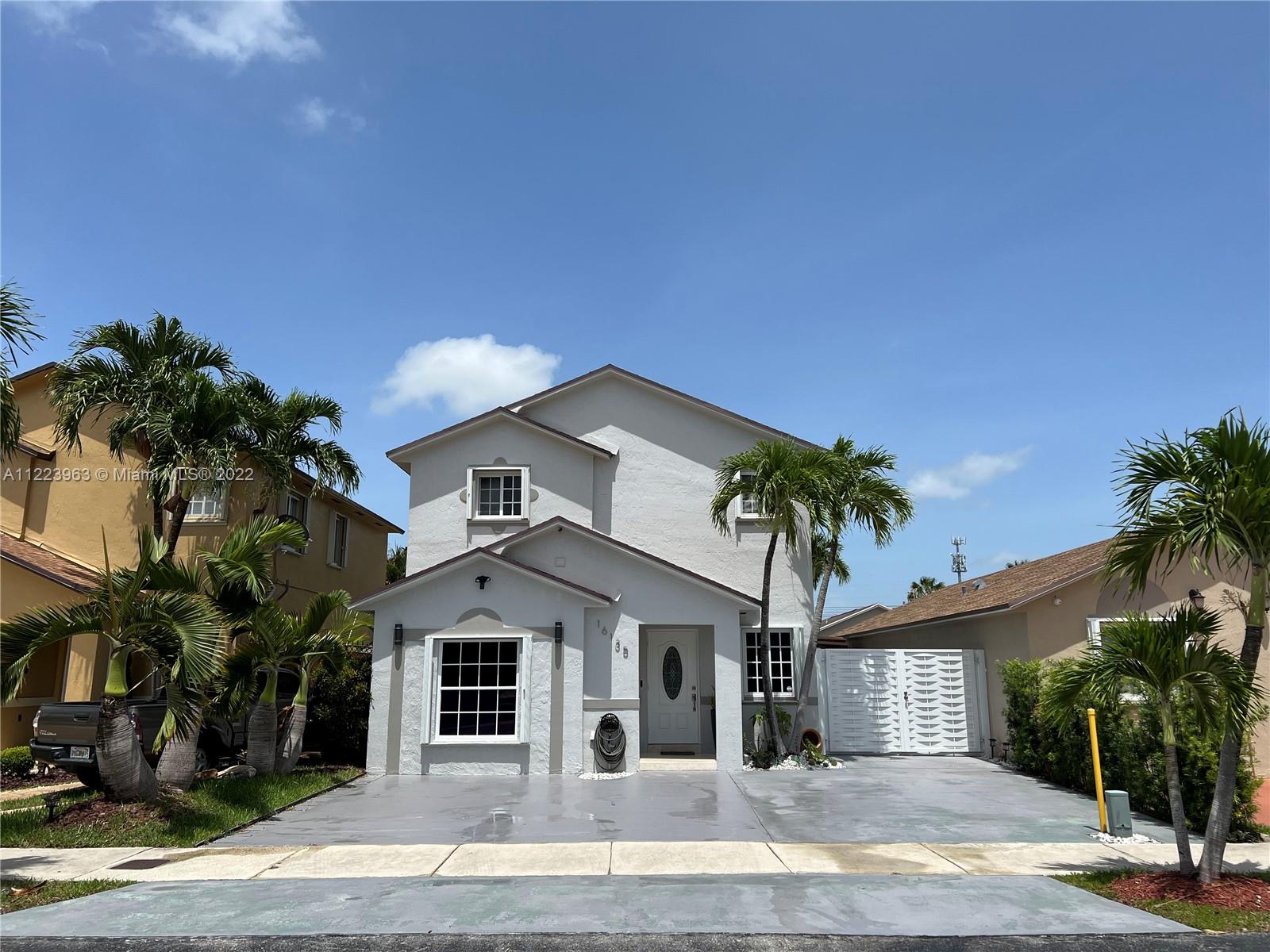 Come fall in love with this beautiful modern home. Located in a very nice neighborhood where peace and quiet reign. The home is a true gem!
This magnificent home is a modern two story 3B/ 3B with a big family room and a POOL with a kitchen in the backyard.
The kitchen inside features all stainless steel appliances including a dishwasher in a tasteful and modern setting.
This property has it all!