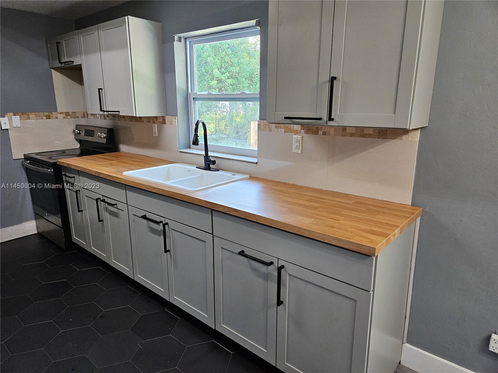 MIAMI GARDENS ESTATES - Residential Lease
