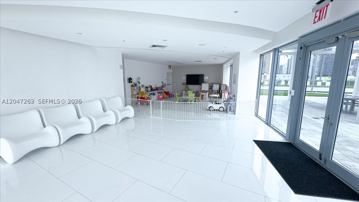 BLUE CONDO - Residential