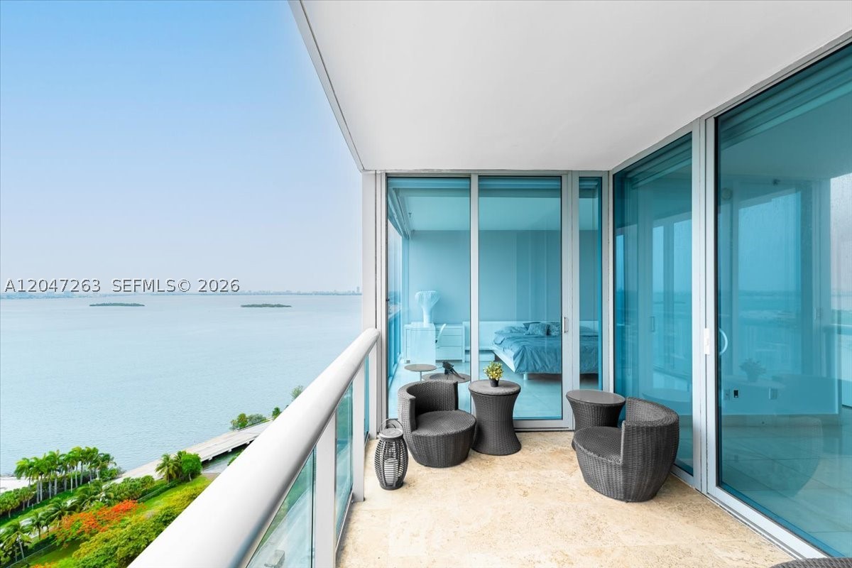 BLUE CONDO - Residential