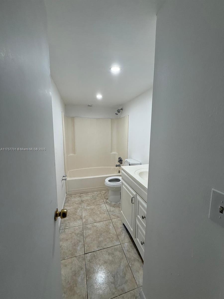 BROOKFIELD SQUARE CONDO - Residential Lease