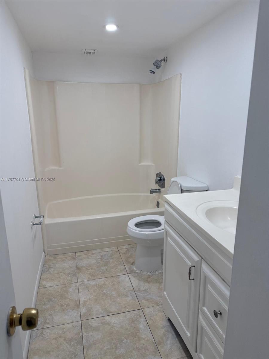 BROOKFIELD SQUARE CONDO - Residential Lease