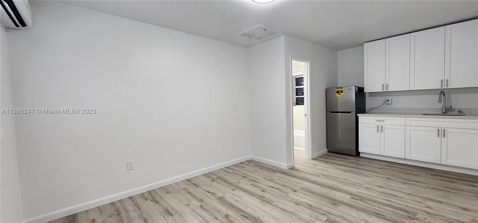 Completely modern studio ready to move. Unit includes water and electric included. Close to I95, Bar Harbour, Wynwood and Miami Beach. This unit won't last.