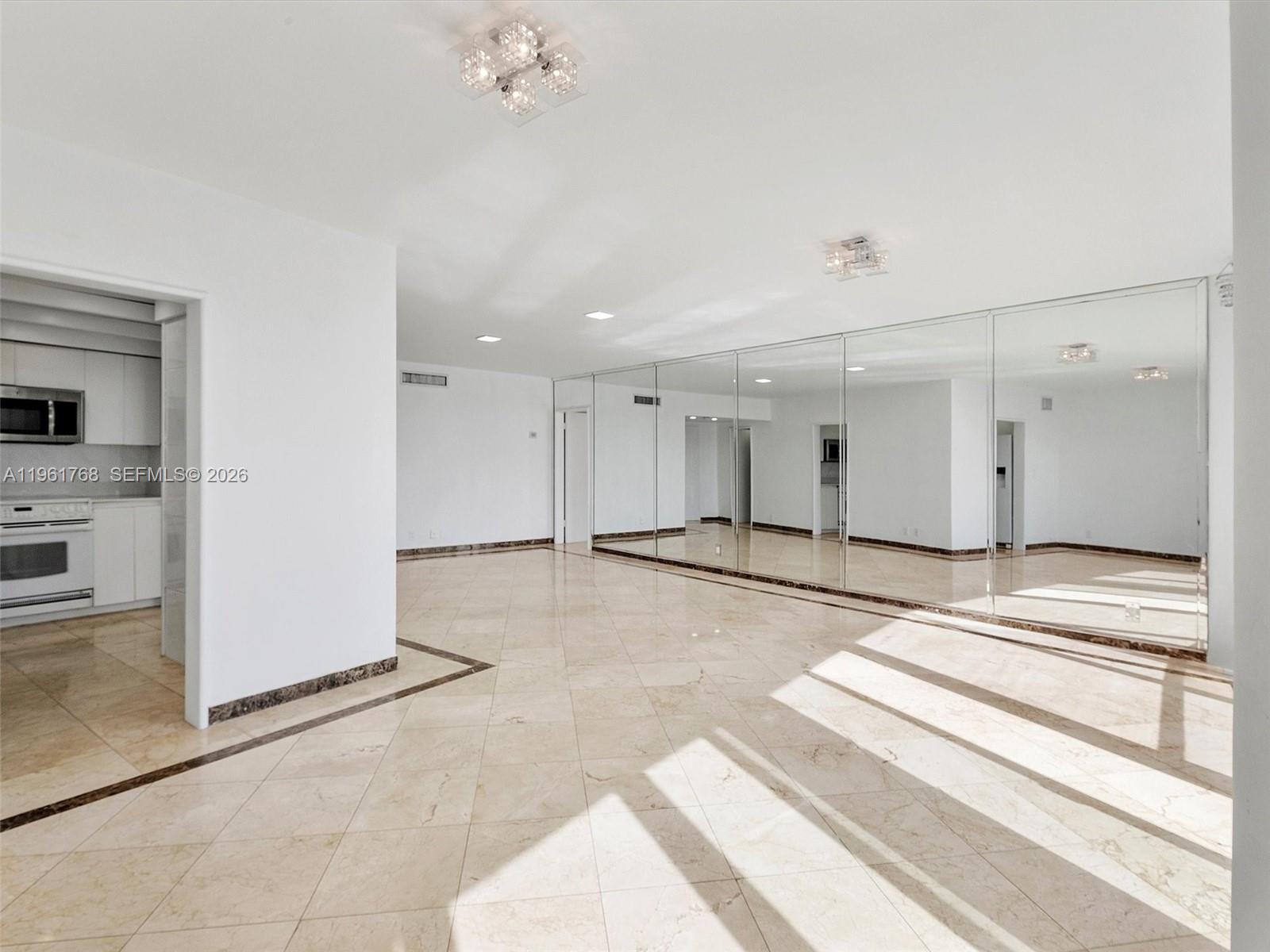 KING COLE CONDO - Residential