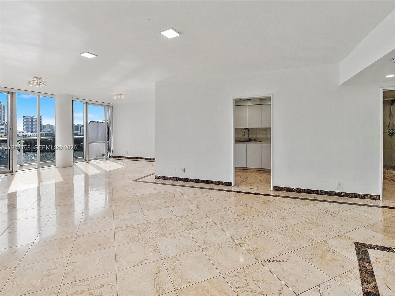 KING COLE CONDO - Residential