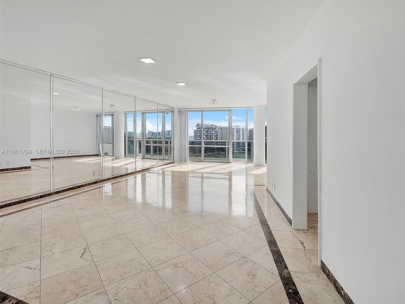 KING COLE CONDO - Residential